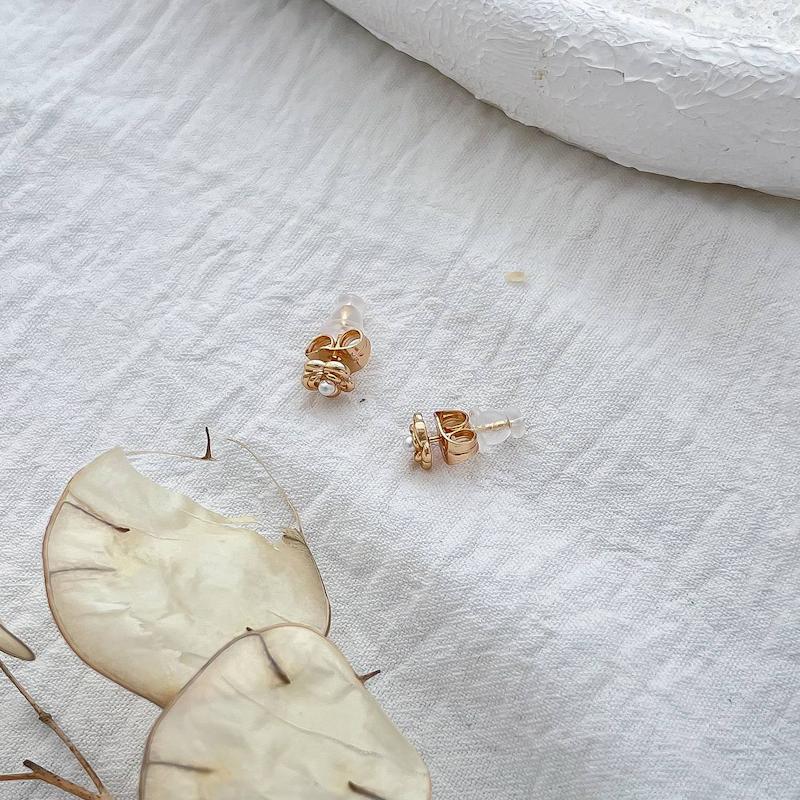 گوشواره میخی گل و مروارید ژوپینگ