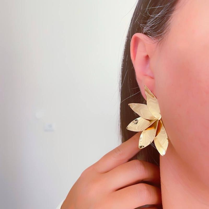 گوشواره گل هشت‌پر طلایی مدل لاریسا طرح زارا 15