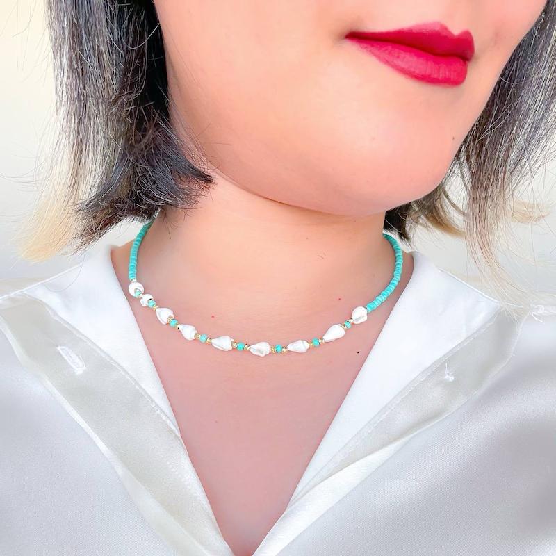 گردنبند مهره‌ای فیروزه‌ای مدل صدف دریا