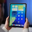 تبلت استاندارد اپل iPad Air 11 (2025) M3 Wi-Fi ظرفیت 256 گیگابایت، رم 8 گیگابایت، نمایشگر 11 اینچ Liquid Retina با روشنایی 500 نیت، تراشه قدرتمند M3 اپل، بدنه تمام آلومینیومی، حسگر اثر انگشت Touch ID و پشتیبانی از وای‌فای 6E و بلوتوث 5.3