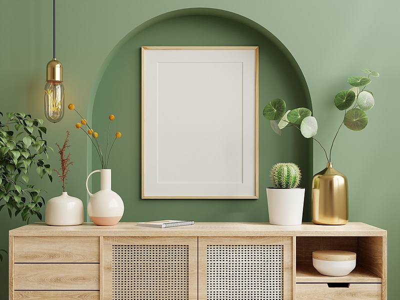 قاب عکس دیوار با پس زمینه سبز نصب شده روی کابینت چوبی