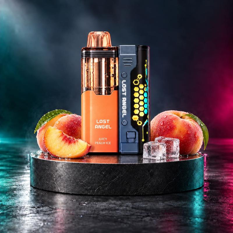 پاد یکبار مصرف لاست انجل ۵۰۰۰۰ طعم Juicy Peach Ice کنار هلوی تازه و قالب‌های یخ روی استند تیره