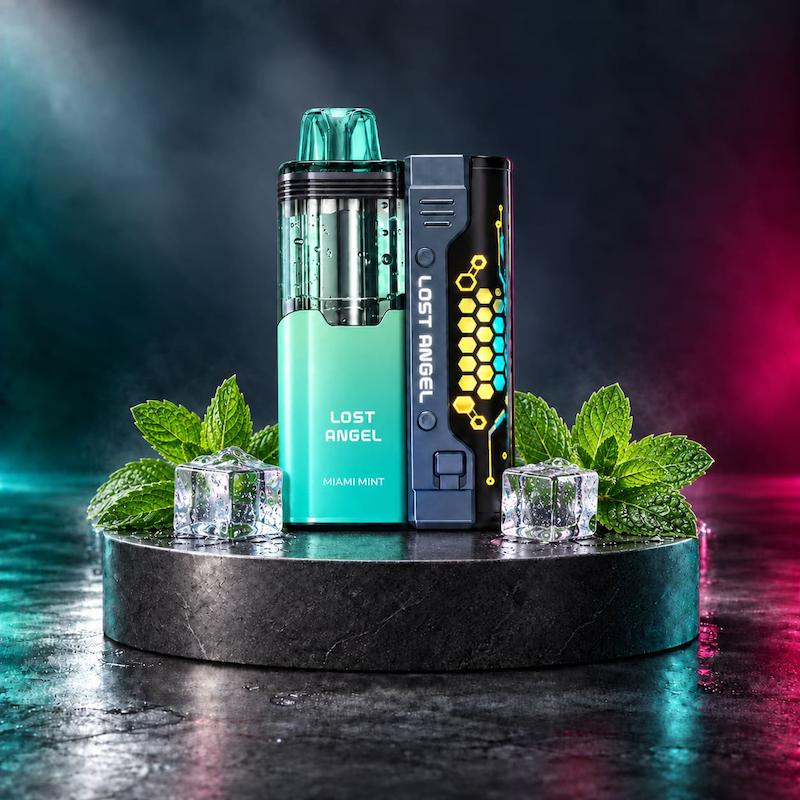 پاد یکبار مصرف لاست انجل ۵۰۰۰۰ طعم Miami Mint کنار برگ‌های نعنا و یخ روی استند تیره
