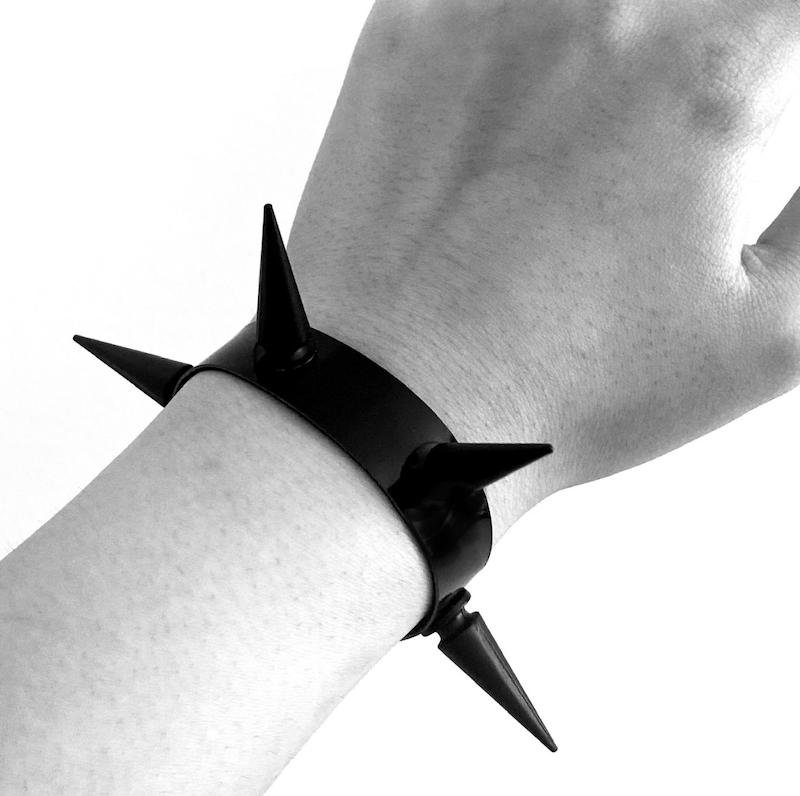 دستبند اسپایک مشکی ۳