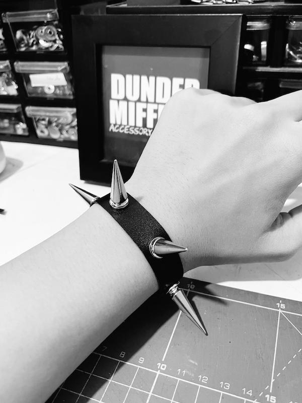 دستبند اسپایک نقره ای ۳