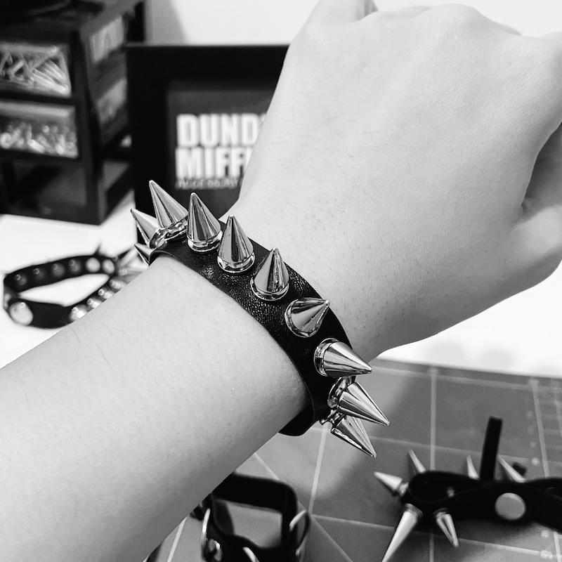 دستبند اسپایکی نقره ای ۰۱