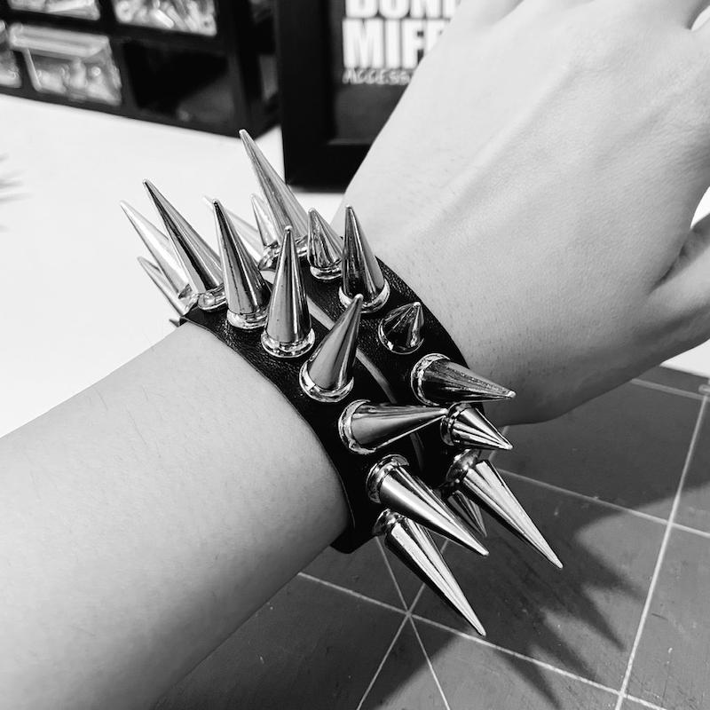 ست دوتایی دستبند اسپایکی