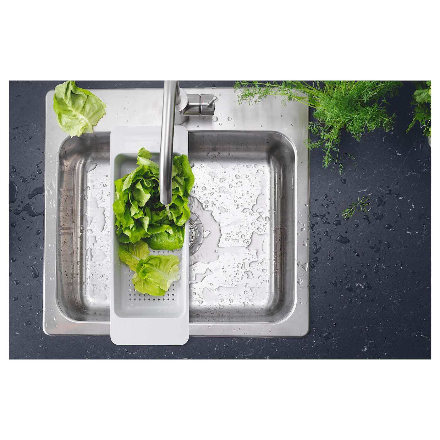 شستشو سبزیجات در آبکش