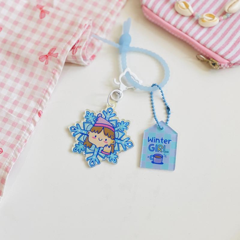 آویز دختر زمستونی