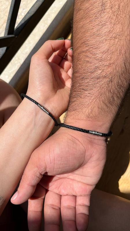 دستبند چرم تک حرف پلاک تخت دایره