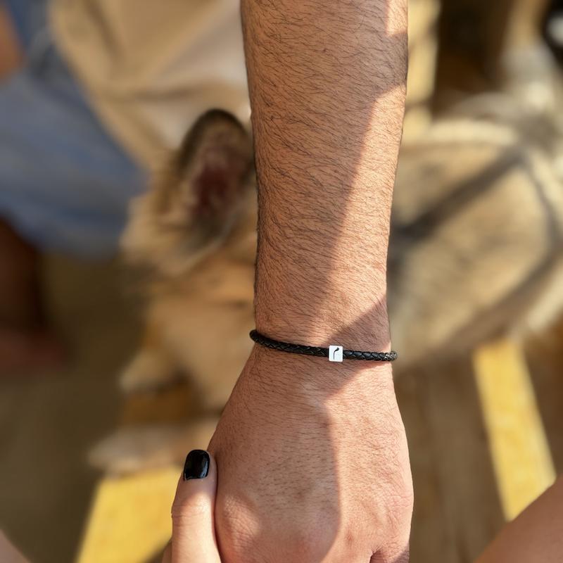 دستبند چرم و پلاک تخت تک حرف 