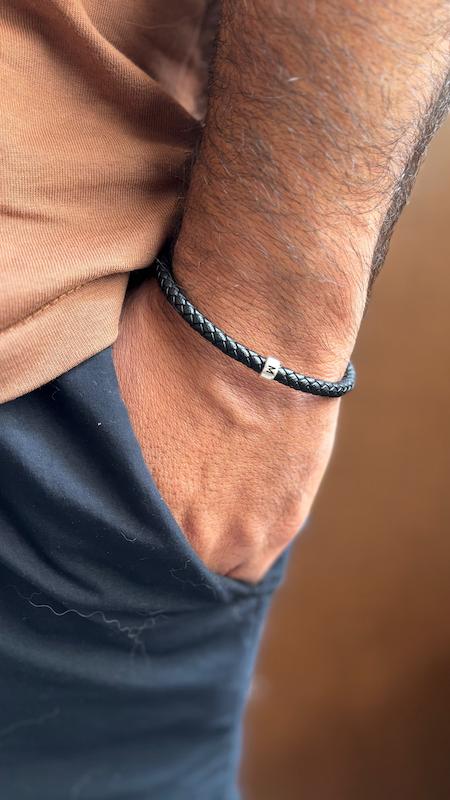 دستبند چرم و دونات با حک تک حرف