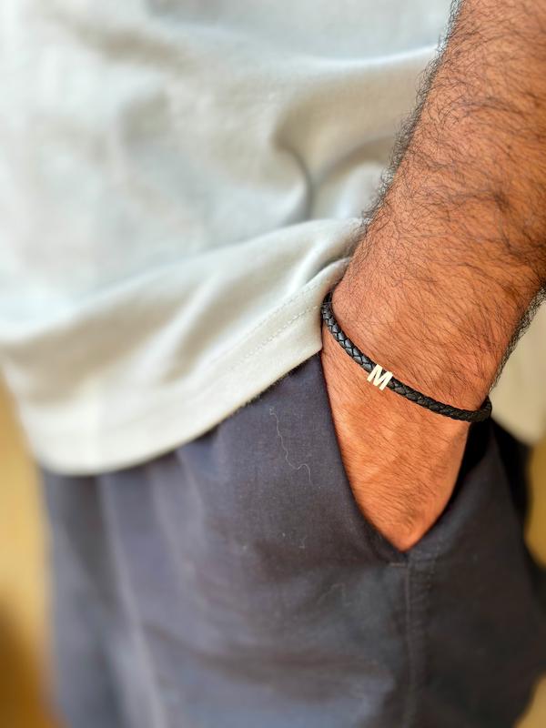 دستبند چرم و تک حرف لاتین