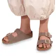 عکس اسلیپر آریزونای بیرکن استاک خاکی کمرنگ زنانه پای مدل