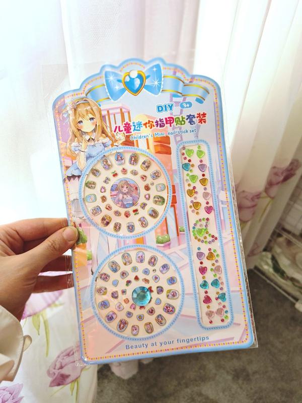 استیکر دیزاین ناخن نگین دار