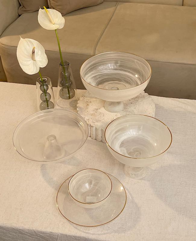 سرويس پذيرايي ابروبادي لب طلايي سفيد