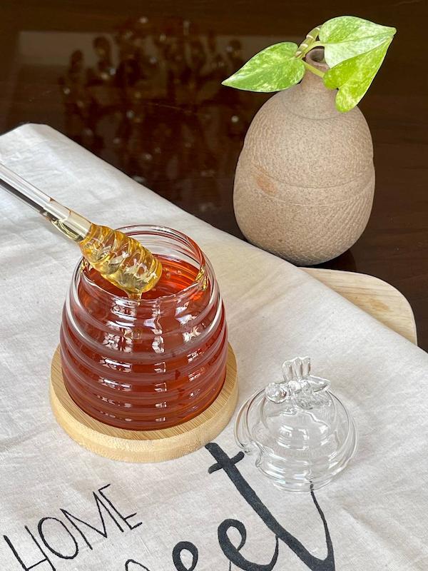 عسل خوری تمام پیرکس در زنبوری