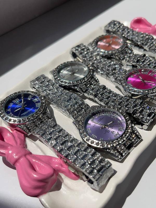 ساعت فول نگین🧖🏻‍♀️🫧🕯️🐇