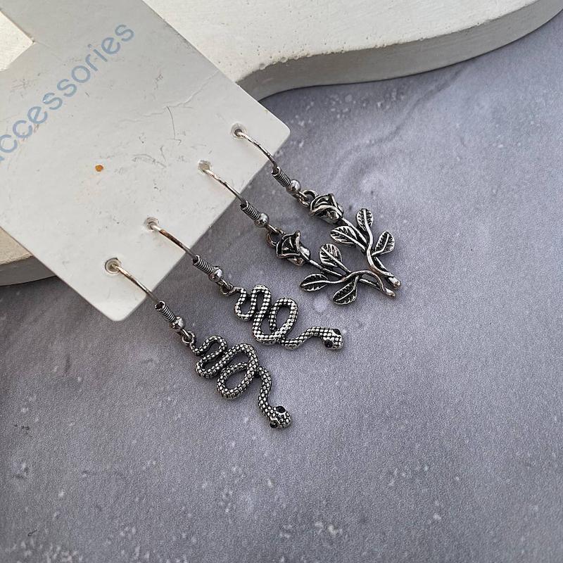 پک گوشواره سیاه‌قلم گل و مار