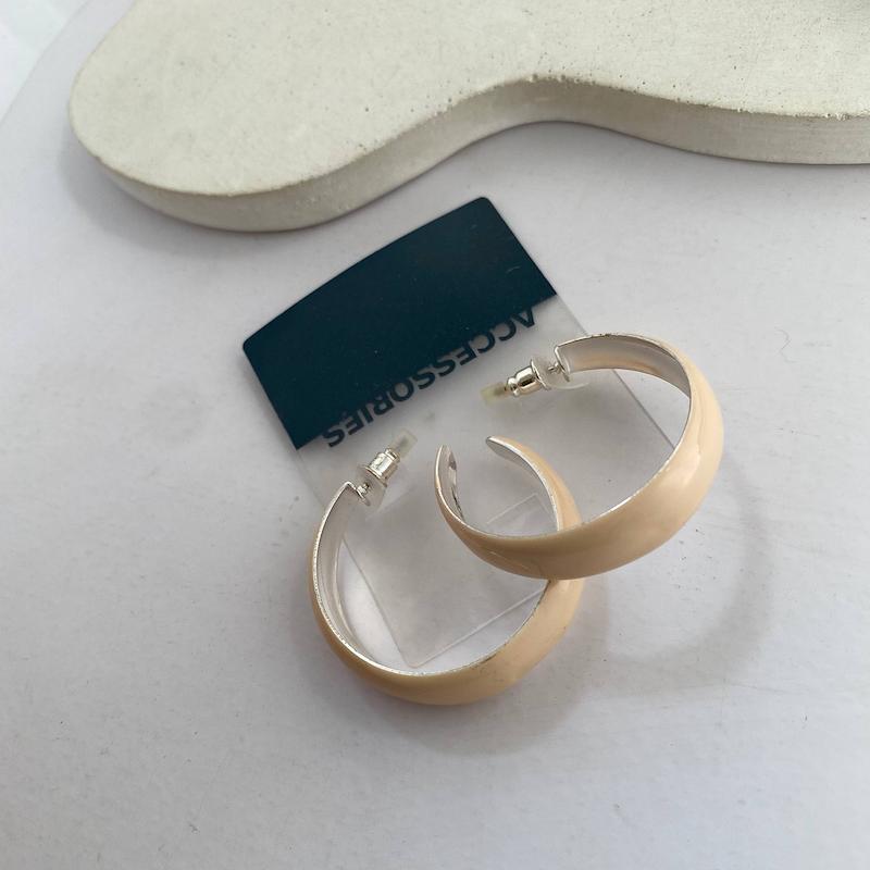 گوشواره حلقه‌ای میناکاری رنگ کرم