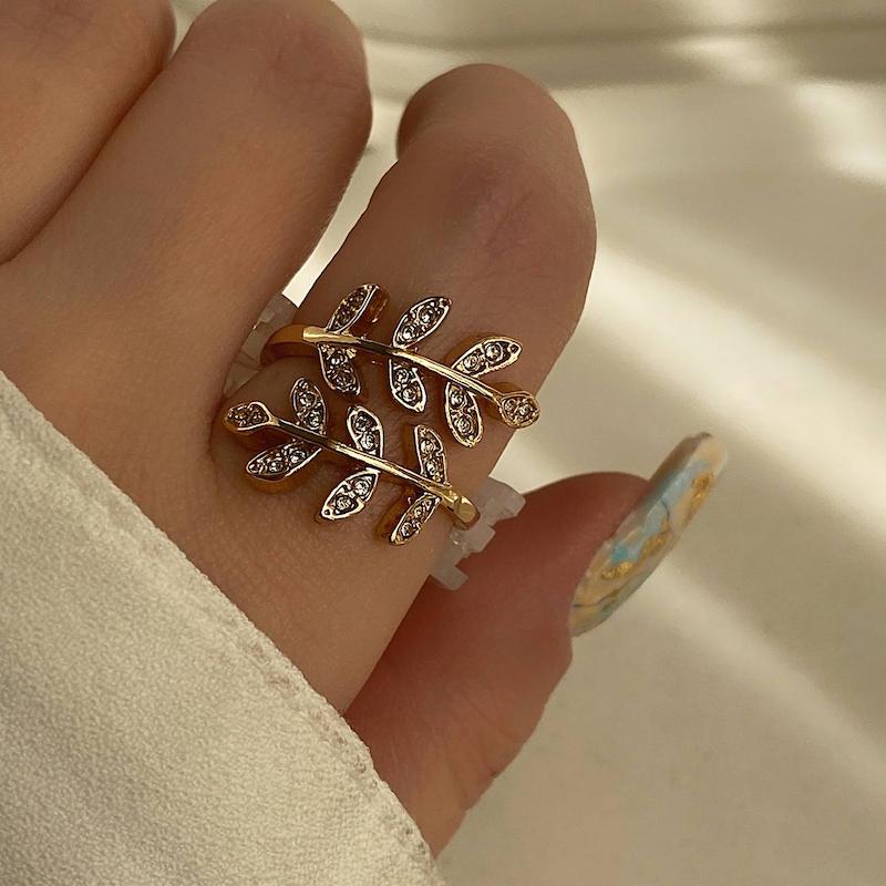 انگشتر برگ نگین‌دار