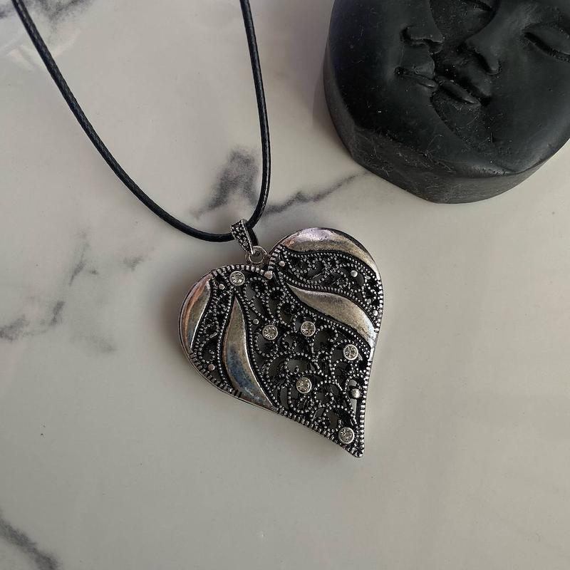 گردنبند رولباسی سیاه‌قلم