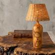 آباژور و چراغ خواب چوبی روستیک ساخته شده از چوب اکالیپتوس روی میز در دکوراسیون داخلی