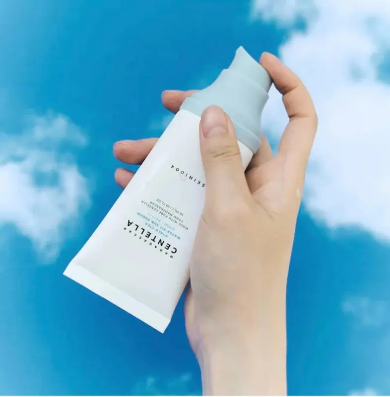 ضدآفتاب سنتلا اسکین 1004 بی رنگ SPF50 حجم ۵۰ میل