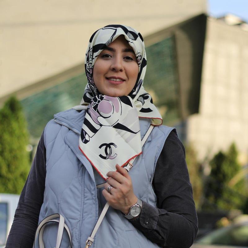 روسری ابریشم کجراه شنل گل و عطر