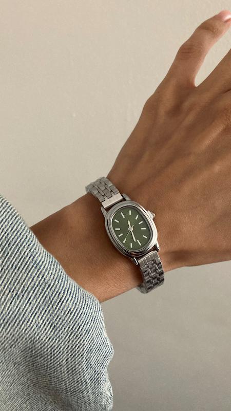 ساعت بیضی خوشگله