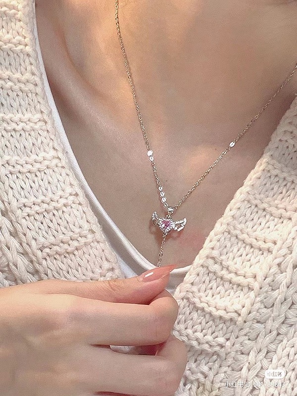 گردنبند بال دار