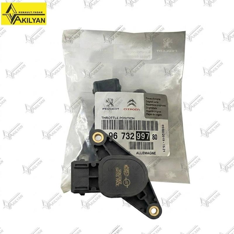 سنسور دریچه گاز پیچ بغل اصلی پژو سیتروئن کد 9673299780 داخل بسته‌بندی نمای روی سنسور دریچه گاز پیچ بغل با نوشته مگنتی مارلی و Sonceboz سنسور موقعیت دریچه گاز اصلی کد 9673299780 در کنار بسته‌بندی پژو سیتروئن نمای پشت سنسور دریچه گاز پیچ بغل با دو محل پیچ و محور مرکزی