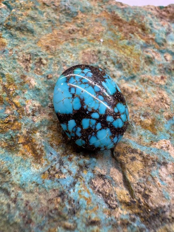 فیروزه طبیعی نیشابور رگه مشکی 