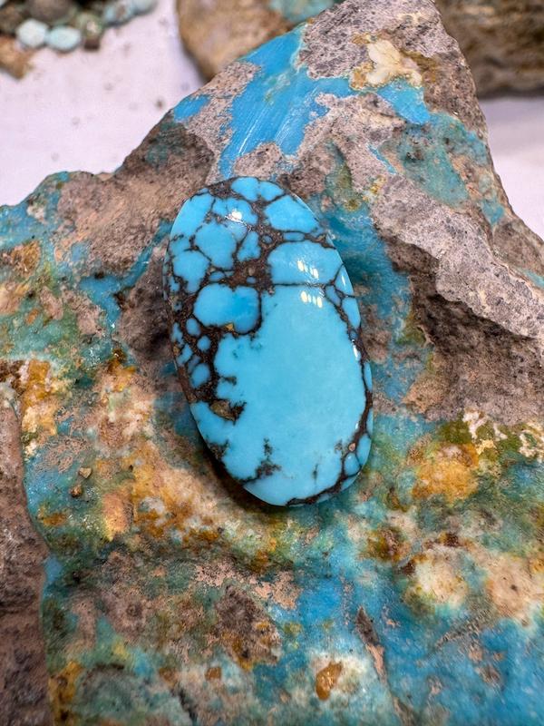 فیروزه آبی با رگه مشکی تار عنکبوتی