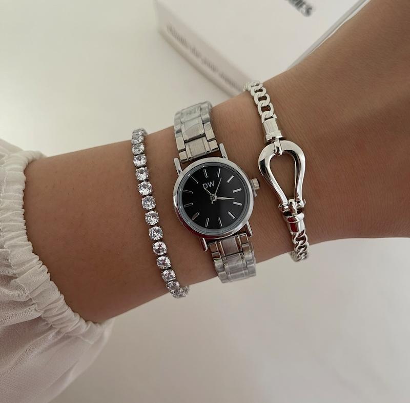 ساعت های صفحه مشکی