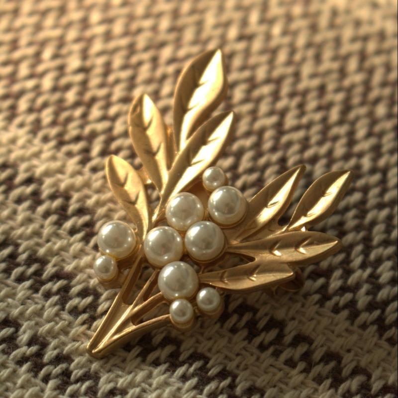 گل سینه مرواریدی