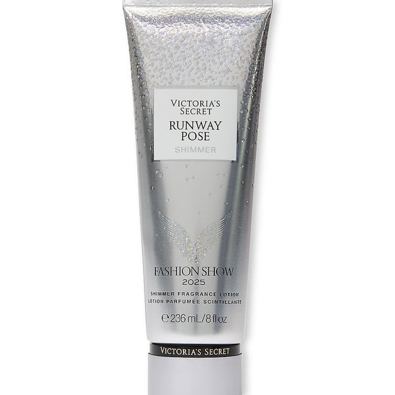 لوسیون بدن شیمر فشن شو 2025 ویکتوریا سکرت RUNWAY POSE