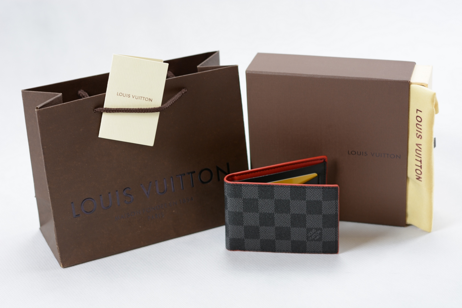 کیف پول مردانه چهارخانه طوسی - قرمز ال وی Valentines Edition 2024 (Louis Vuitton)