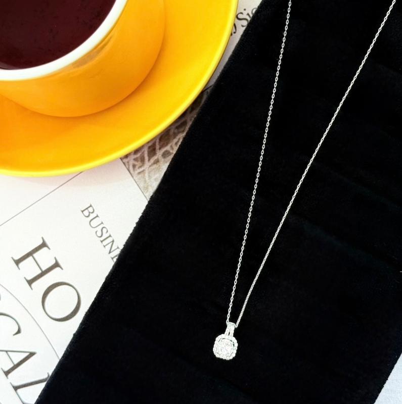 گردنبند مربع مینیمال 