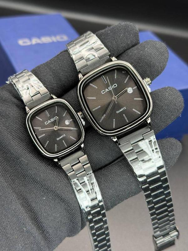 ست ساعت مچی زنانه و مردانه Casio های‌کپی مدل Old Money مربعی موتور ژاپنی ست کلاسیک و شیک طوسی