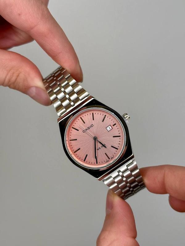 ساعت مچی کاسیو Casio مدل کلاسیک ساده صفحه صورتی گرد | گاد فادر