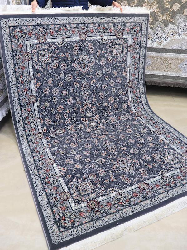 فرش کلاسیک طرح افشان زمینه دودی  700شانه برند سهند