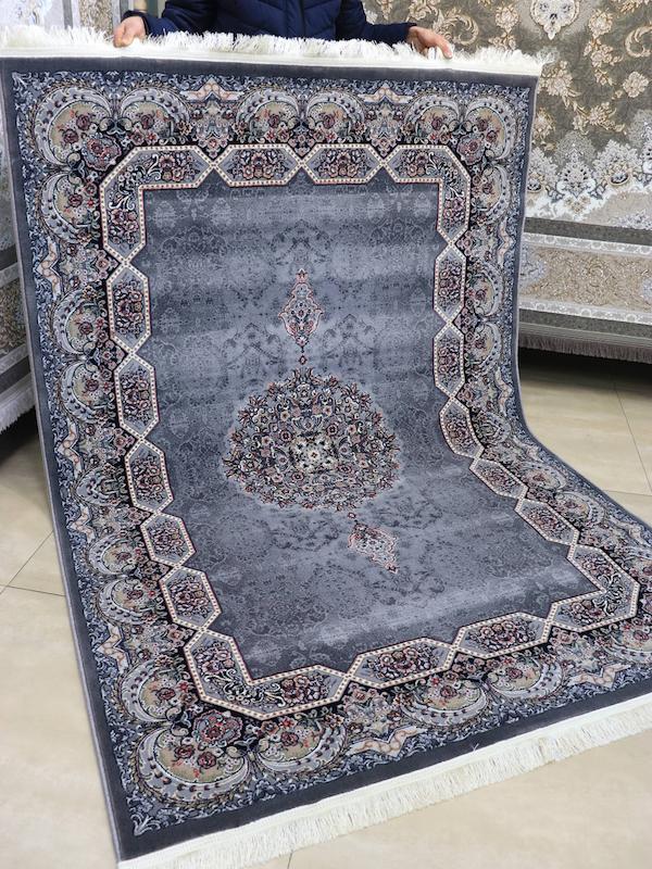 فرش کلاسیک طرح هالیدی زمینه دودی 700شانه برند سهند