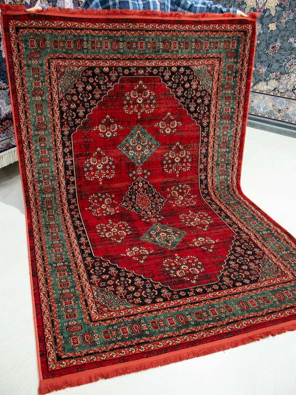 فرش بلوچی  دستبافتگونه زمینه لاکی 700شانه برند کرامتیان کد 5103A