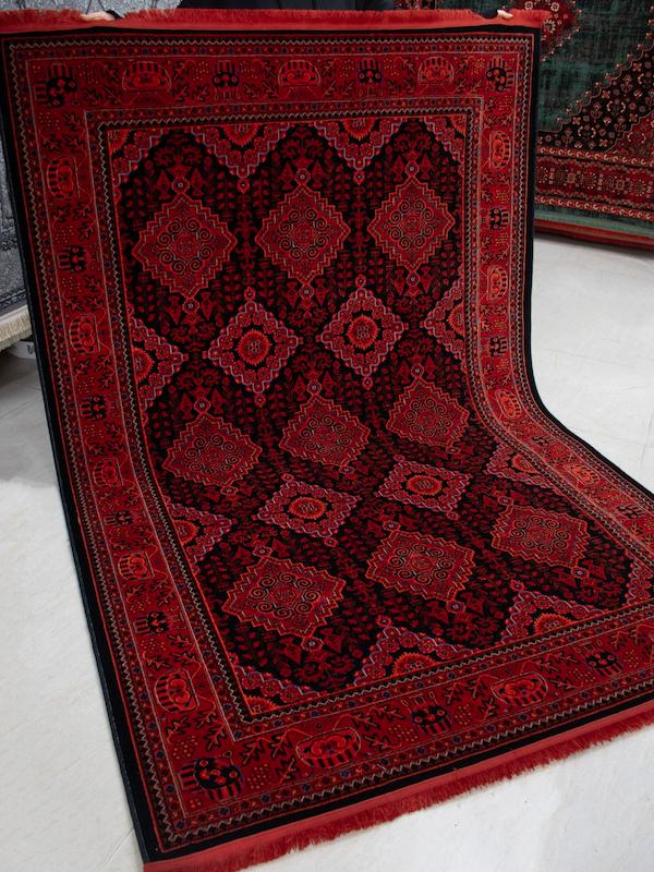 فرش بلوچی زمینه لاکی و مشکی 700شانه برند کرامتیان کد 4130B