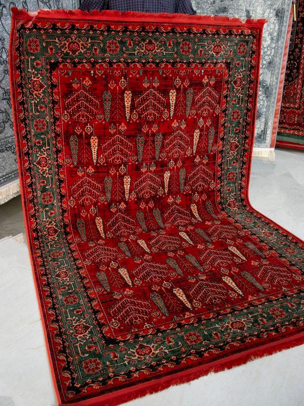 فرش بلوچی زمینه لاکی و سبز 700شانه طرح سرو برند کرامتیان کد 5102B-کپی