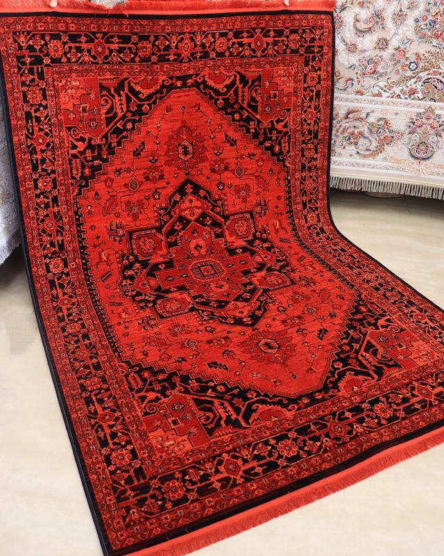 فرش قشقائی نقشه هریس زمینه لاکی 700شانه برند کرامتیان کد4111B