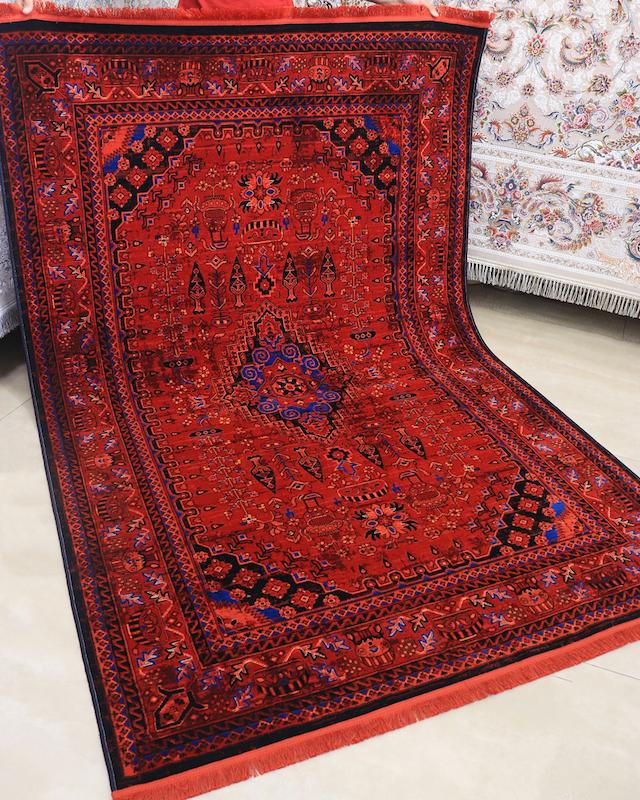 فرش بلوچی کاج زمینه لاکی آبی 700شانه برند کرامتیان کد 4123B