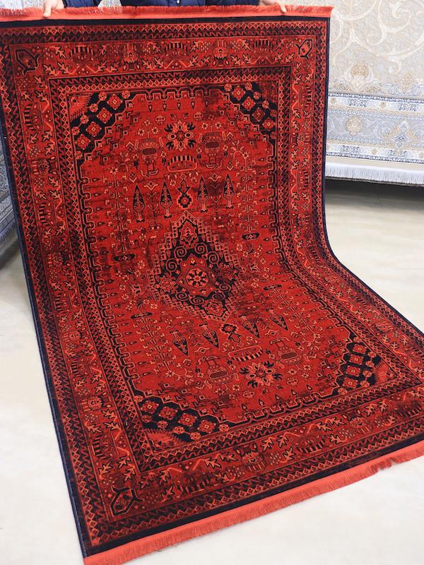 فرش بلوچی کاج زمینه لاکی 700شانه برند کرامتیان کد 4123A