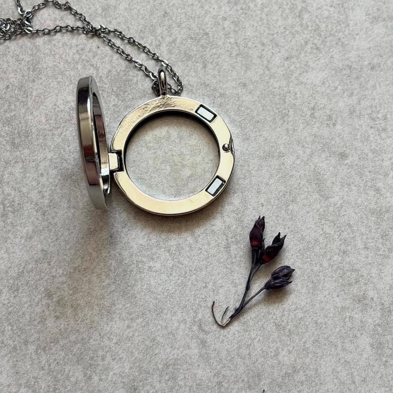 گردنبند لاکت شیشه ای